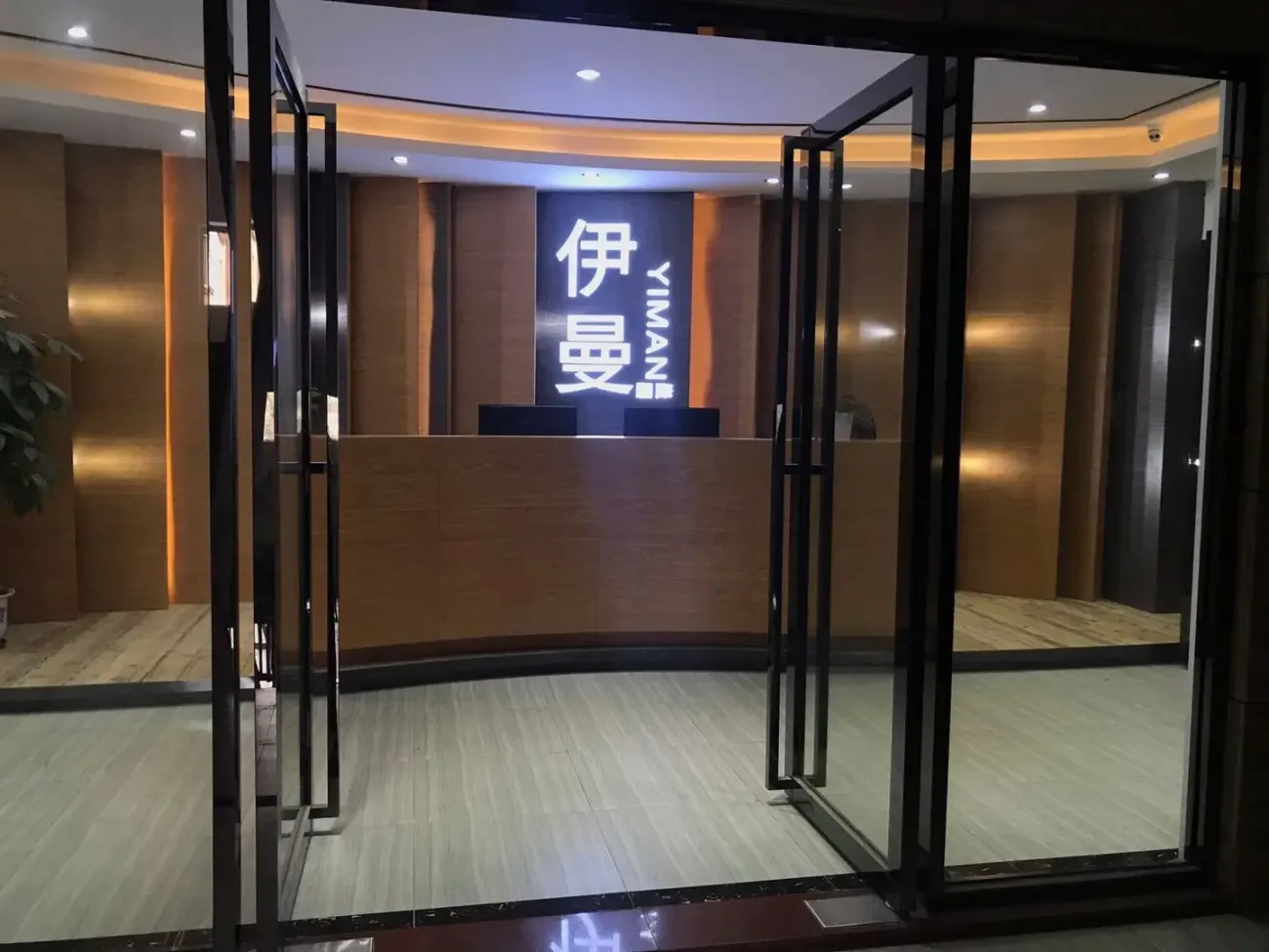 Guangzhou Yiman Garment Co., Ltd. - Clothing reference image 5